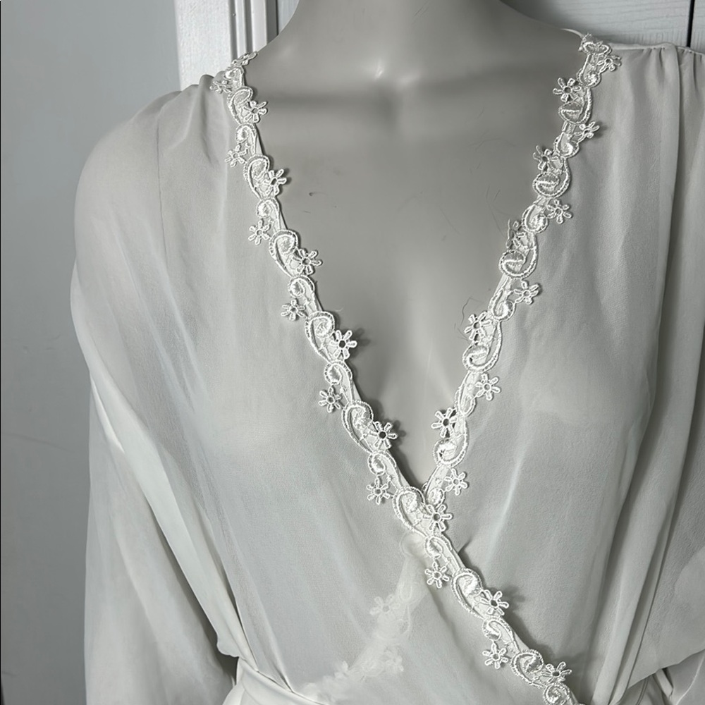 INTIMA BELLA DONNA PLUS Elegant Ivory Lace Trim Godess Wrap Robe.